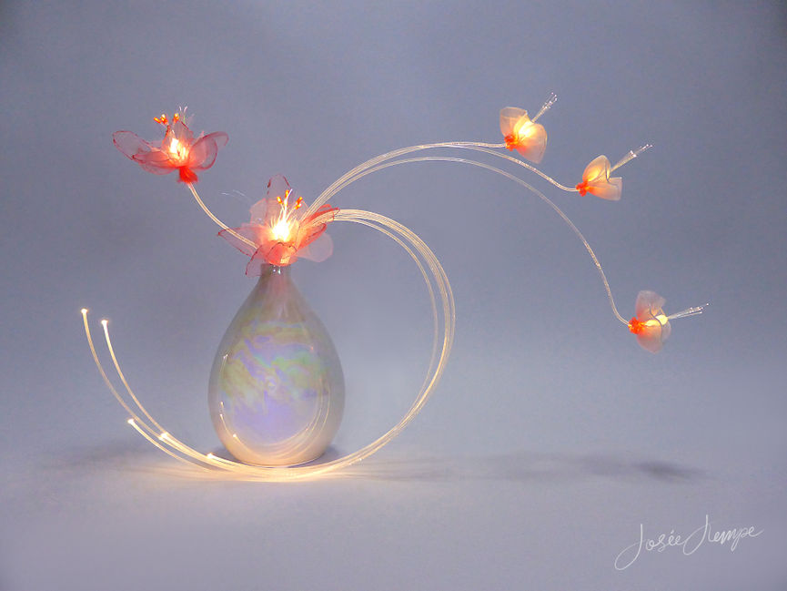 Lichtobject door Josée Kempe Light fiber jewels art ikebana glasvezel kunst LED lichtkunst bruiloft feest sieraad