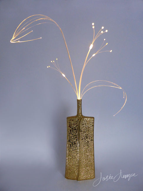 Lichtobject door Josée Kempe Light fiber jewels art ikebana glasvezel kunst LED lichtkunst bruiloft feest sieraad