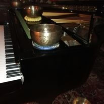 Piano et bols tibétains