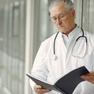 Hasta que edad se debe ejercer la medicina