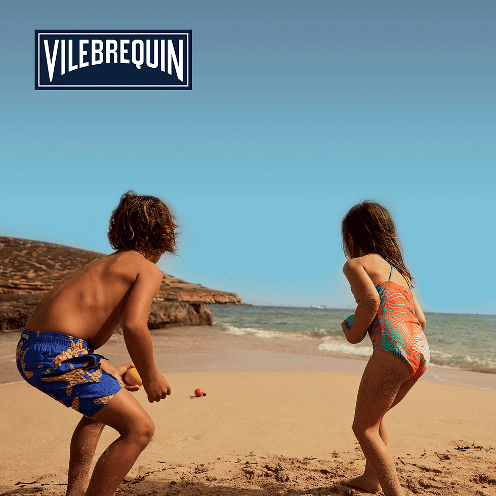 Animation en GIF montrant deux enfants se préparant à faire la course sur la plage. Le lien conduit à la page Vilebrequin.