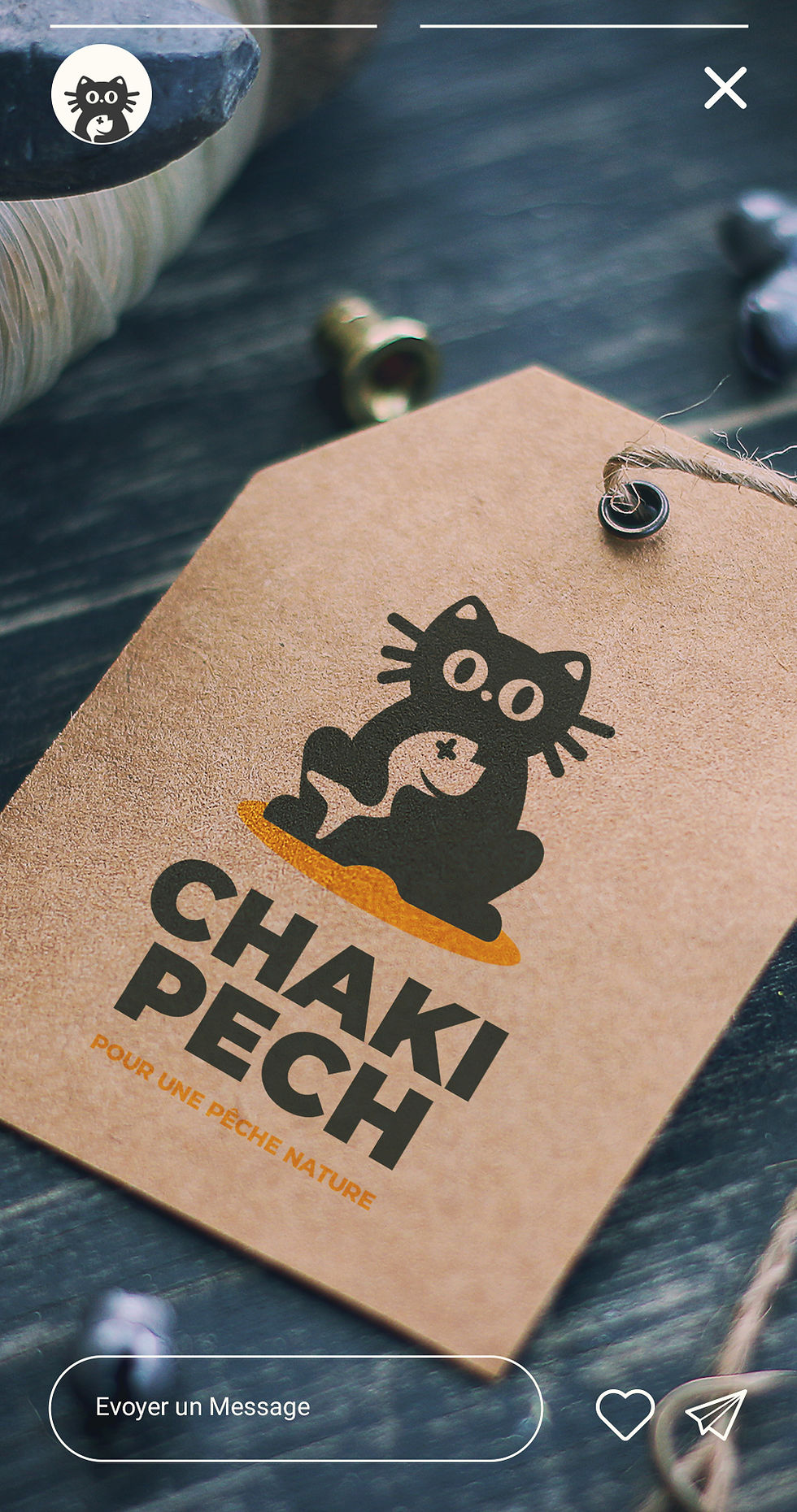 Une étiquette avec le logo d'un chat tenat un poisson, de la marque CHAKIPECH