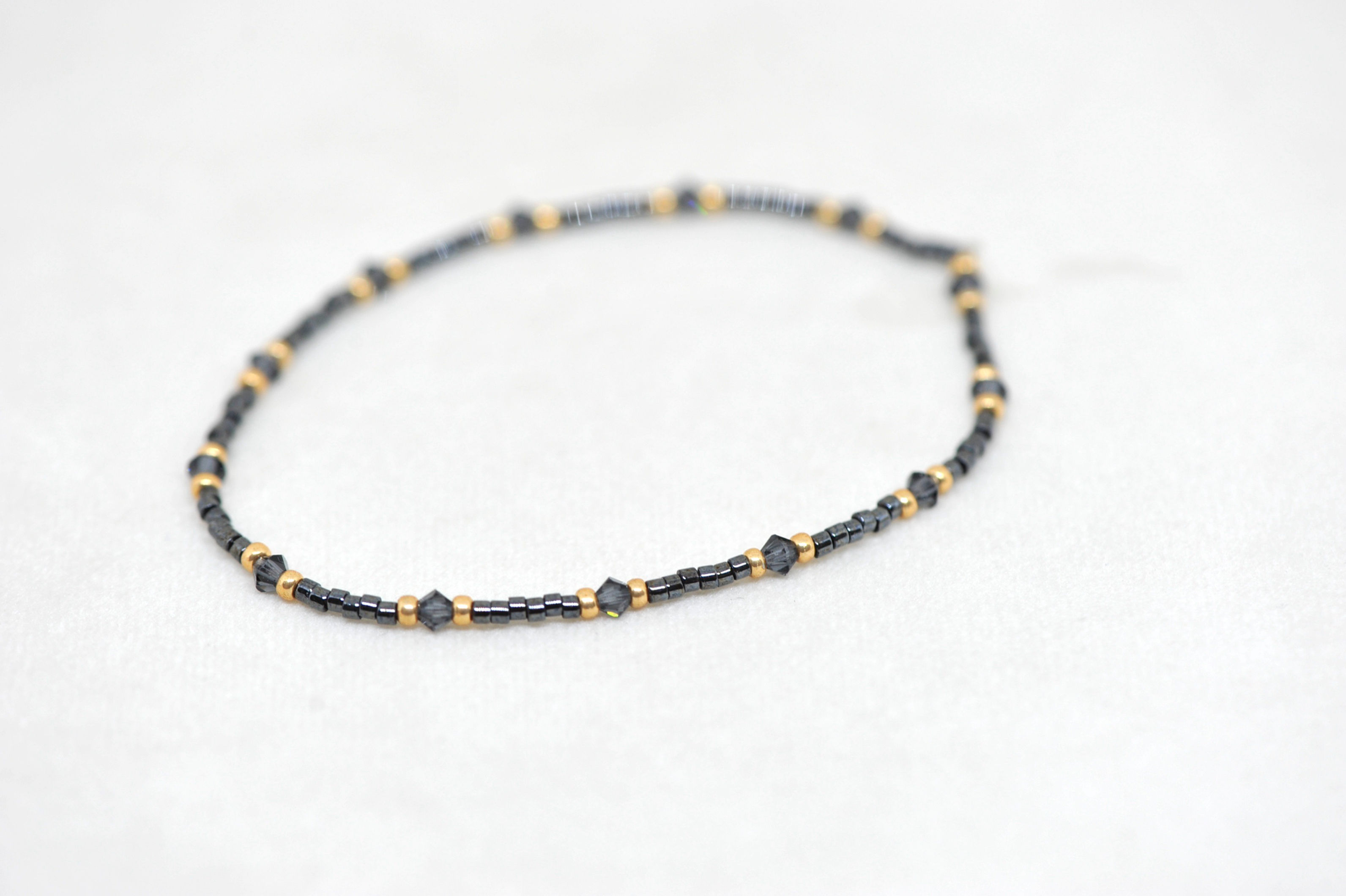 Armband aus zarten Miyukibeads in Anthrazit und Gold