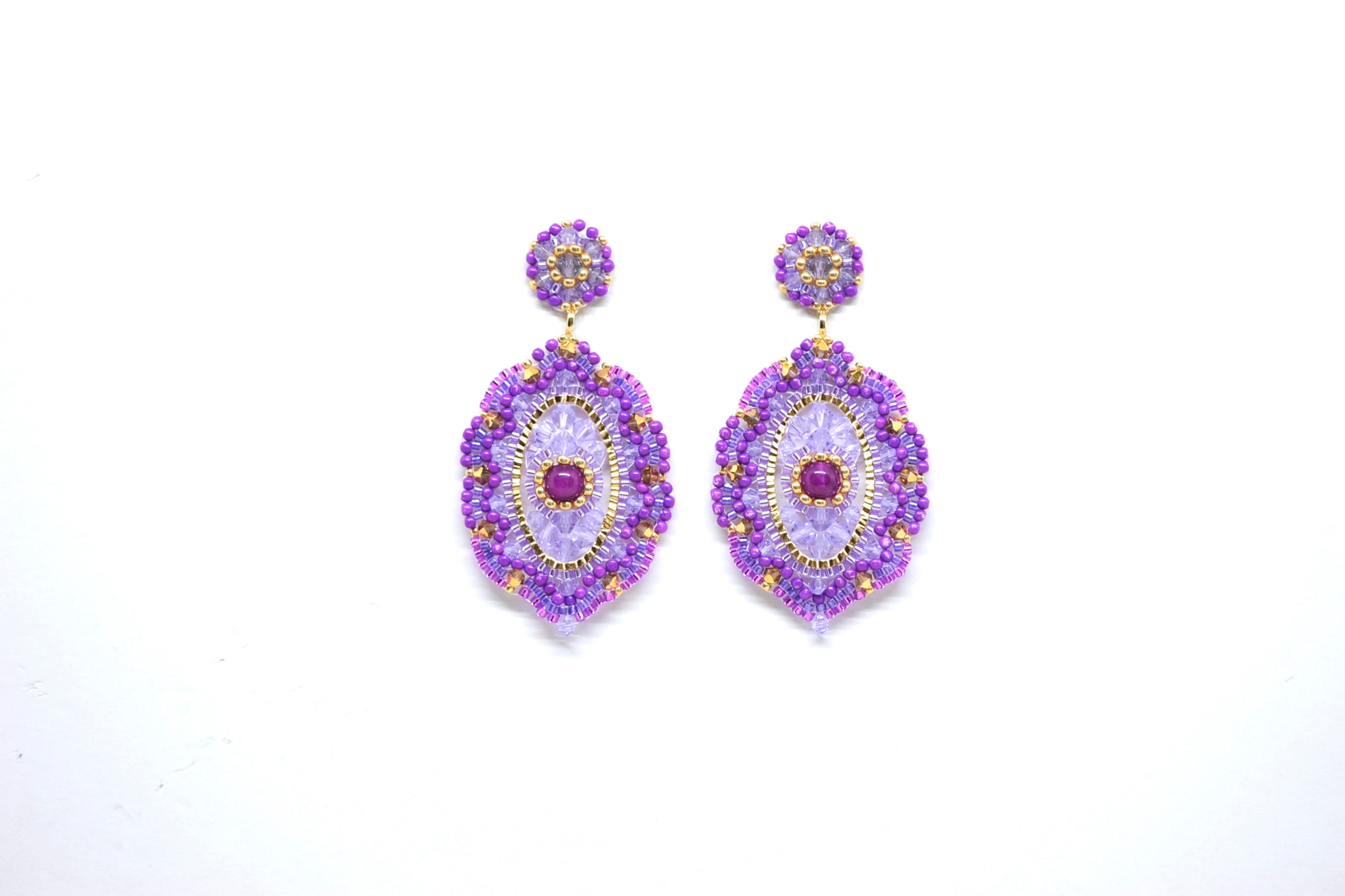 Beadworkohrringe in Violett