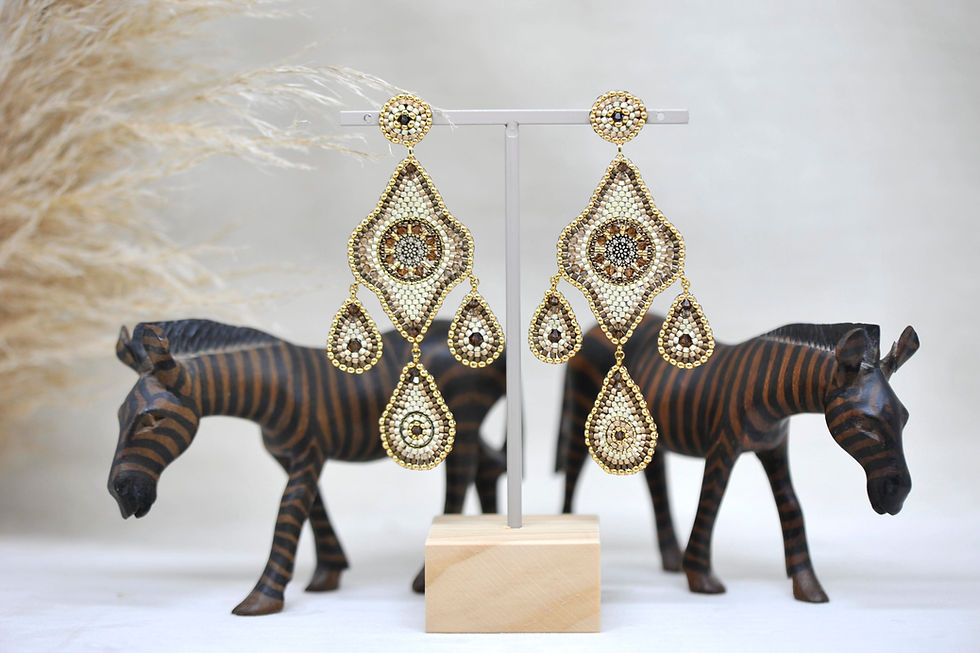 Miniaturbild: Beadworkohrring in Beige und Braun in aufwändigem Design