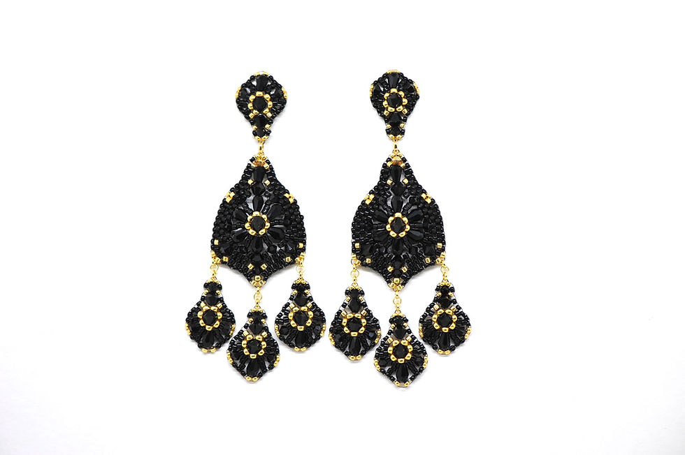 Schwarz-goldener Beadworkohrring von LYNX