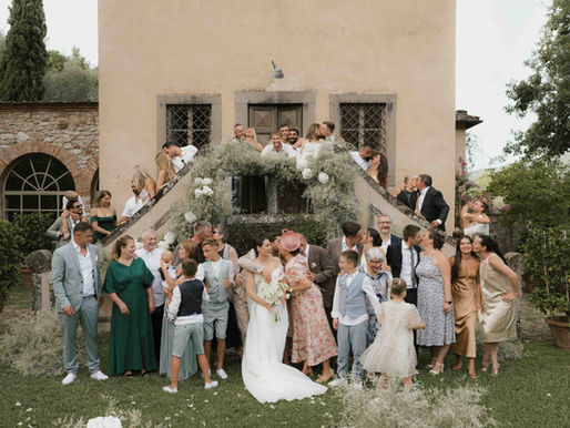 Hochzeit in der Toskana mit Brautpaar und Gästen vor mediterraner Villa
