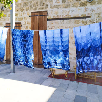 בדי שיבורי תלויים לייבוש
Shibori fabrics hanging to dry