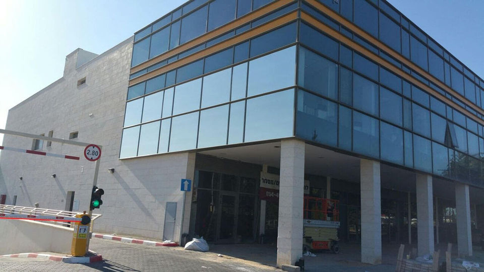 מדבקה מעוצבת לחלון