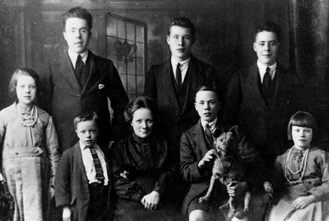 Macaulay Family Photo 1922.png