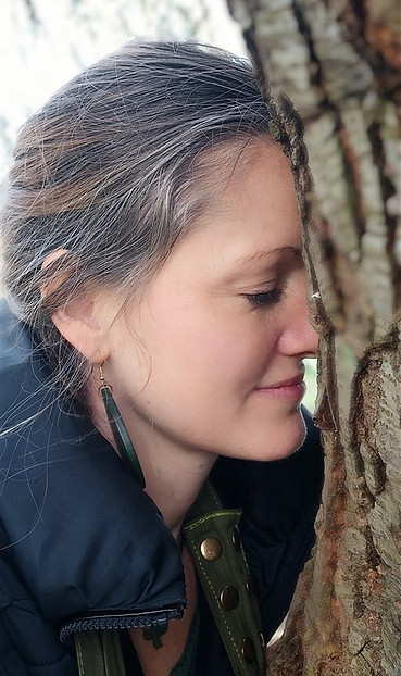 Eszter Papp, women hugs a tree, feel peace.