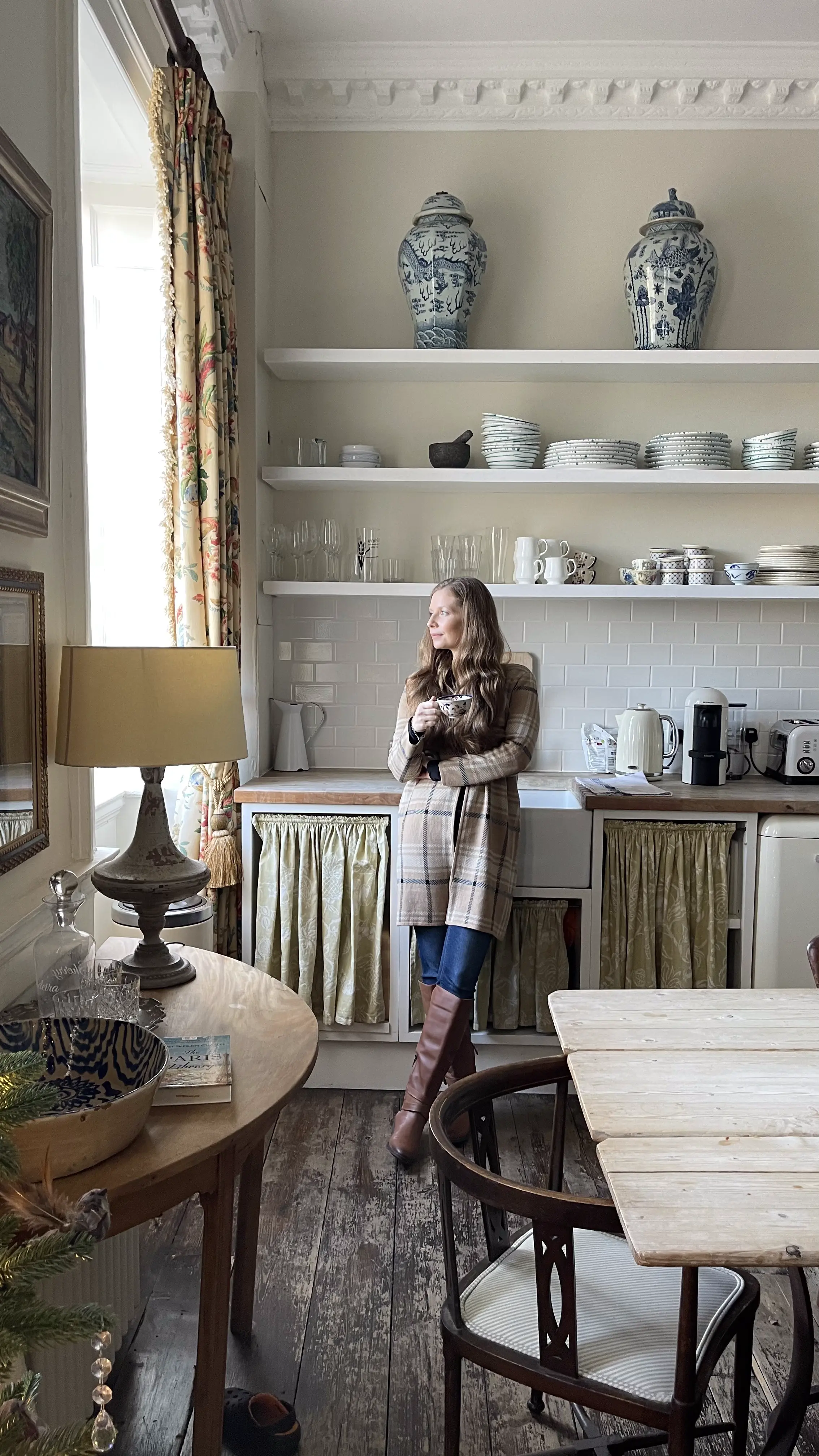 Manifesting Travel Editor Ashley Oñoz-Wright stands in a Georgian Townhouse kitchen in Bath, England ©alonzowright