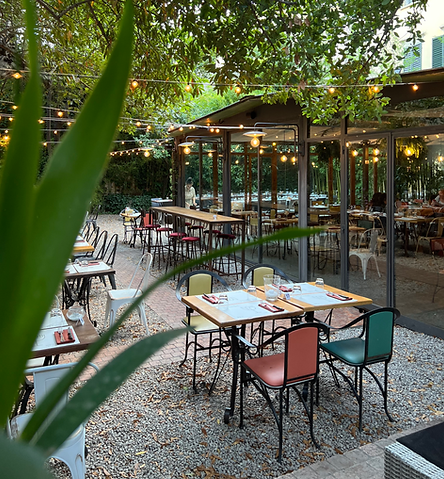 Giardino con sedie e e tavoli Firenze