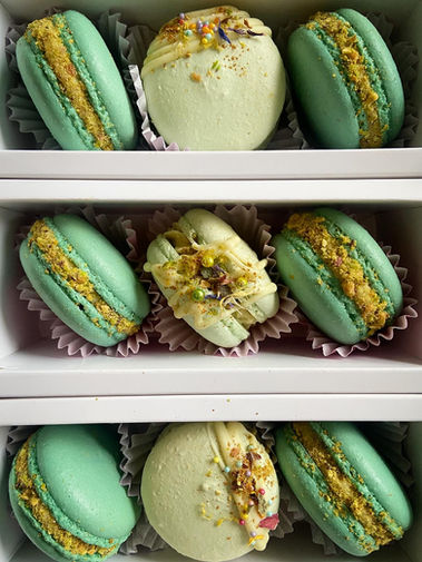 Macarons filled with a pistachio gananache, Lemoncurd and a sprinkle of Cardamom (Not on the website)
