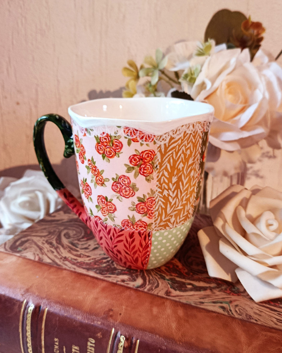 Mug peint à la main : "Patchwork fleuri"