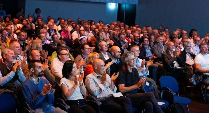 Conférencière inspirante sur la motivation et le dépassement de soi en entreprise