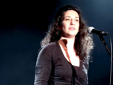 Mélodie Mô est une conférencière unique. Elle crée des discours innovants sur mesure en slam pour votre entreprise.
