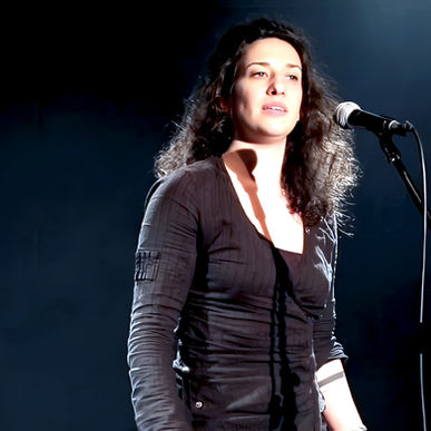 Conférencière slam Mélodie Mo enseignant l’art oratoire et la prise de parole en public