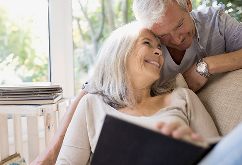 étreintes senior couple