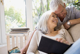 étreintes senior couple