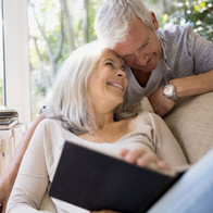 étreintes senior couple