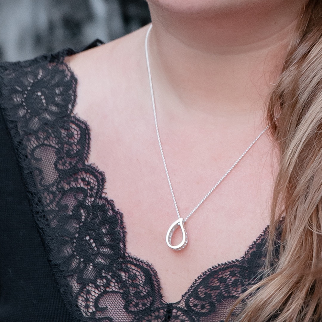 Collier en forme de goutte d’eau