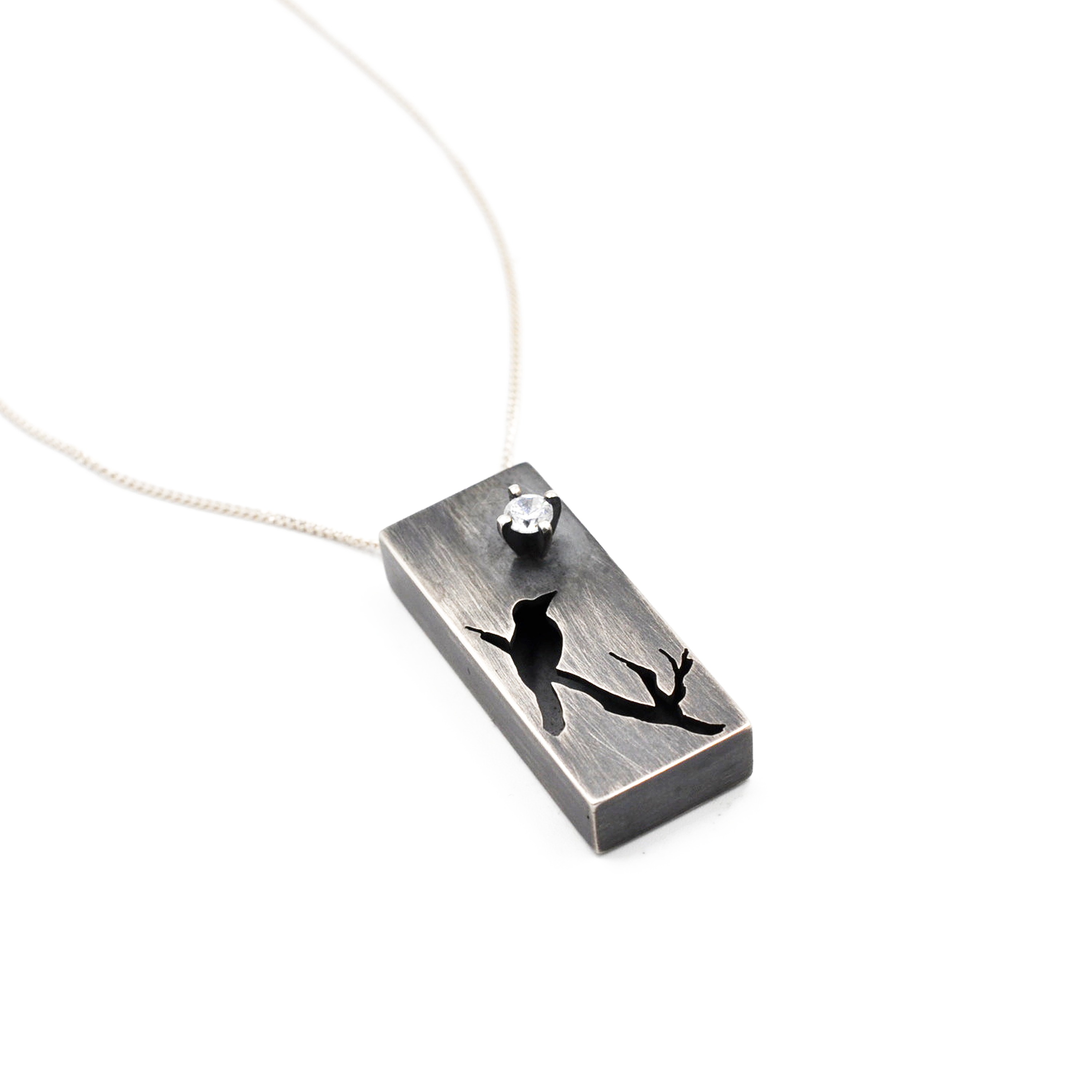 Pendentif le corbeau sur sa branche avec sa pierre