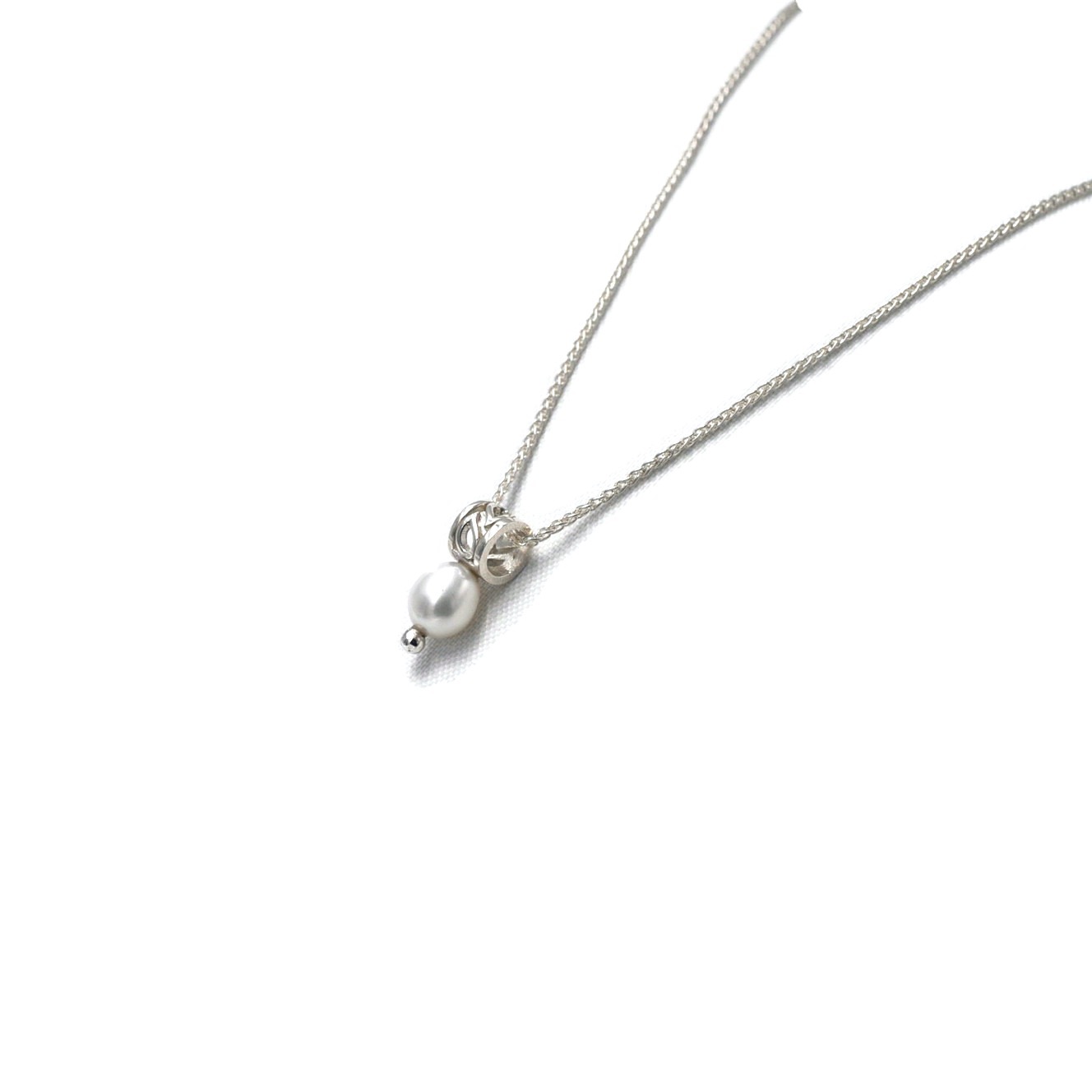 Pendentif tube argenté avec perle