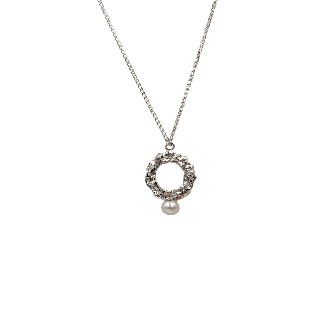 Pendentif pépite d’argent en forme de cercle, orné d’une perle