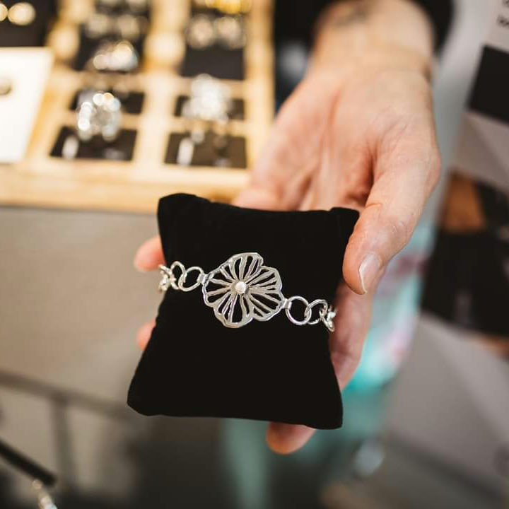 "Flori", bracelet en argent en forme de fleur et cœur de perle