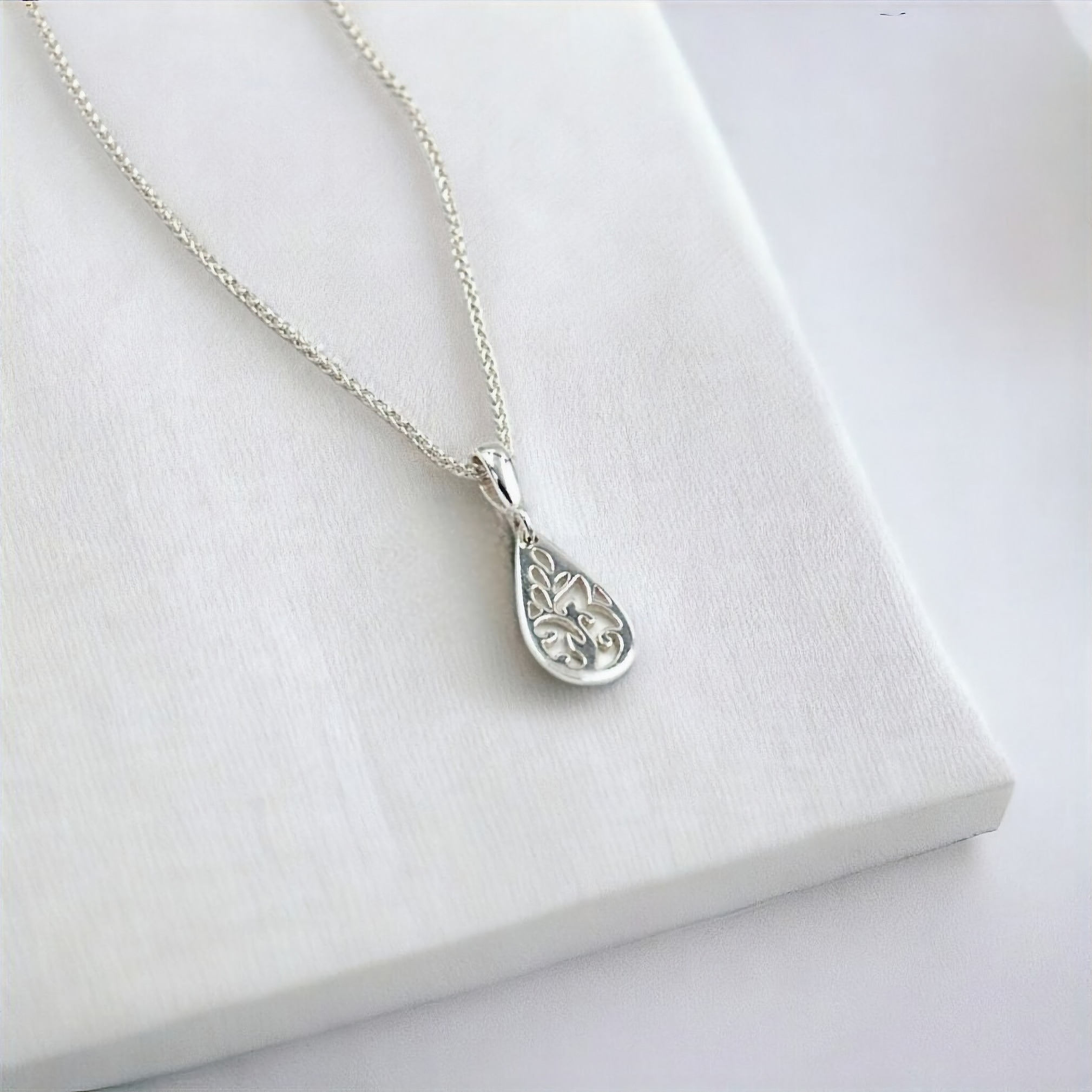 Pendentif ajouré "Bella"