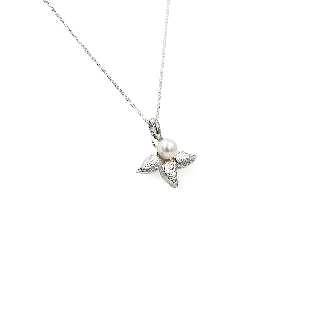 Pendentif pétales perlées
