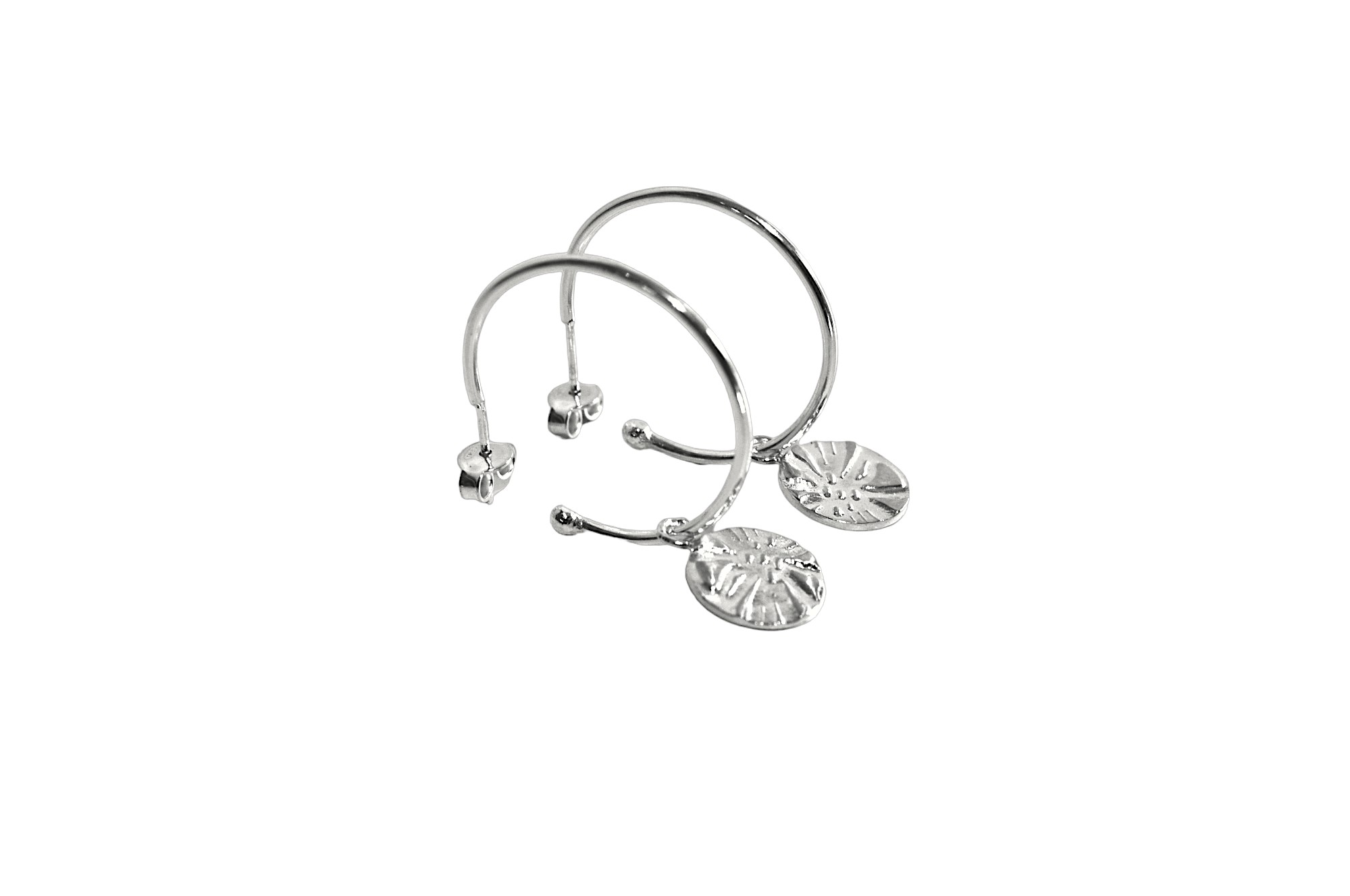 Boucles d’oreilles anneaux tout en argent avec leurs breloques