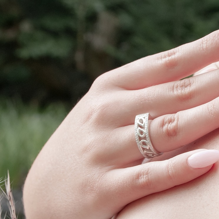 Bague "Jouvence" avec 68 pierres