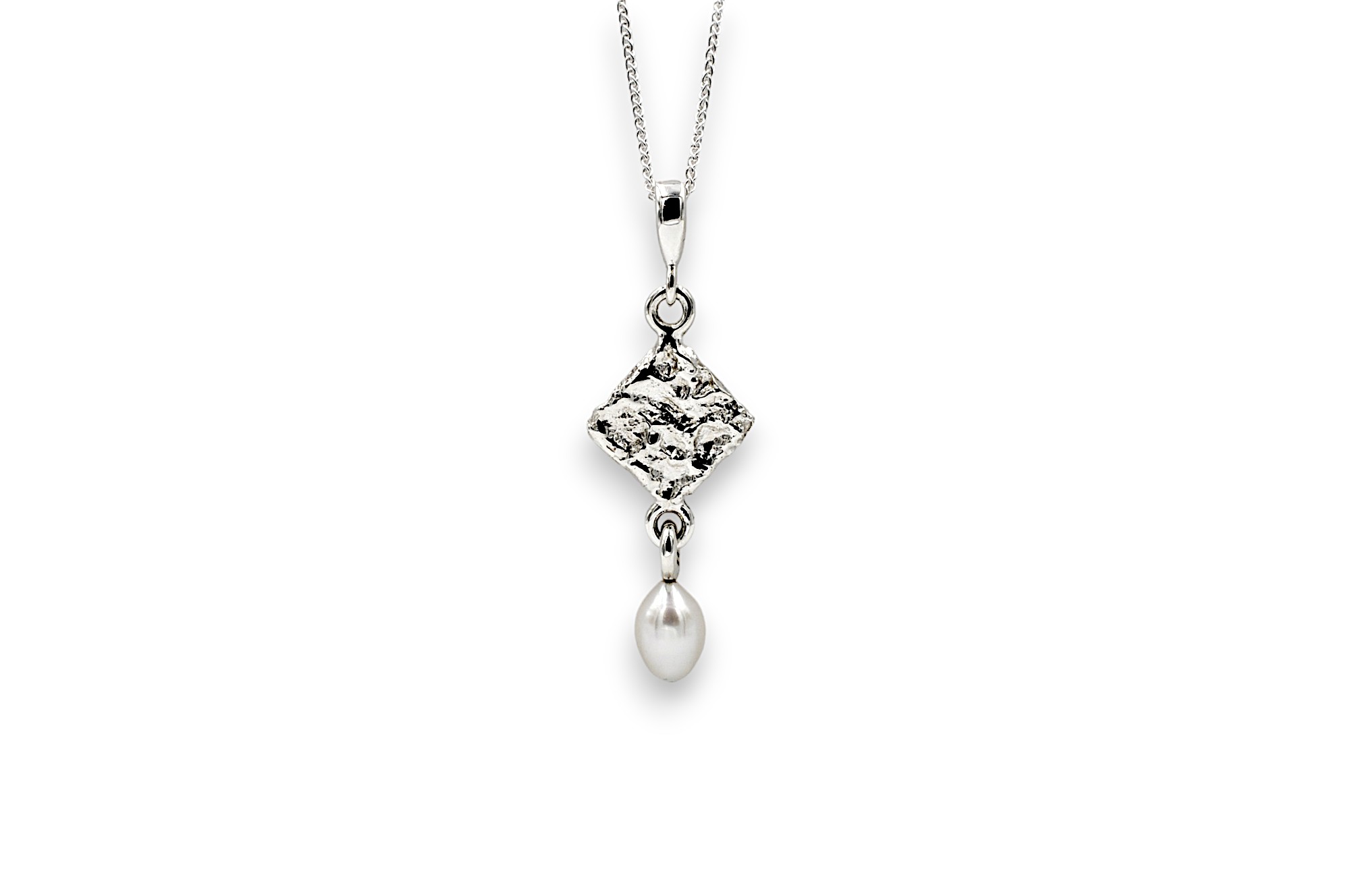 Pendentif pépite d'argent représentant un motif géométrique avec une perle