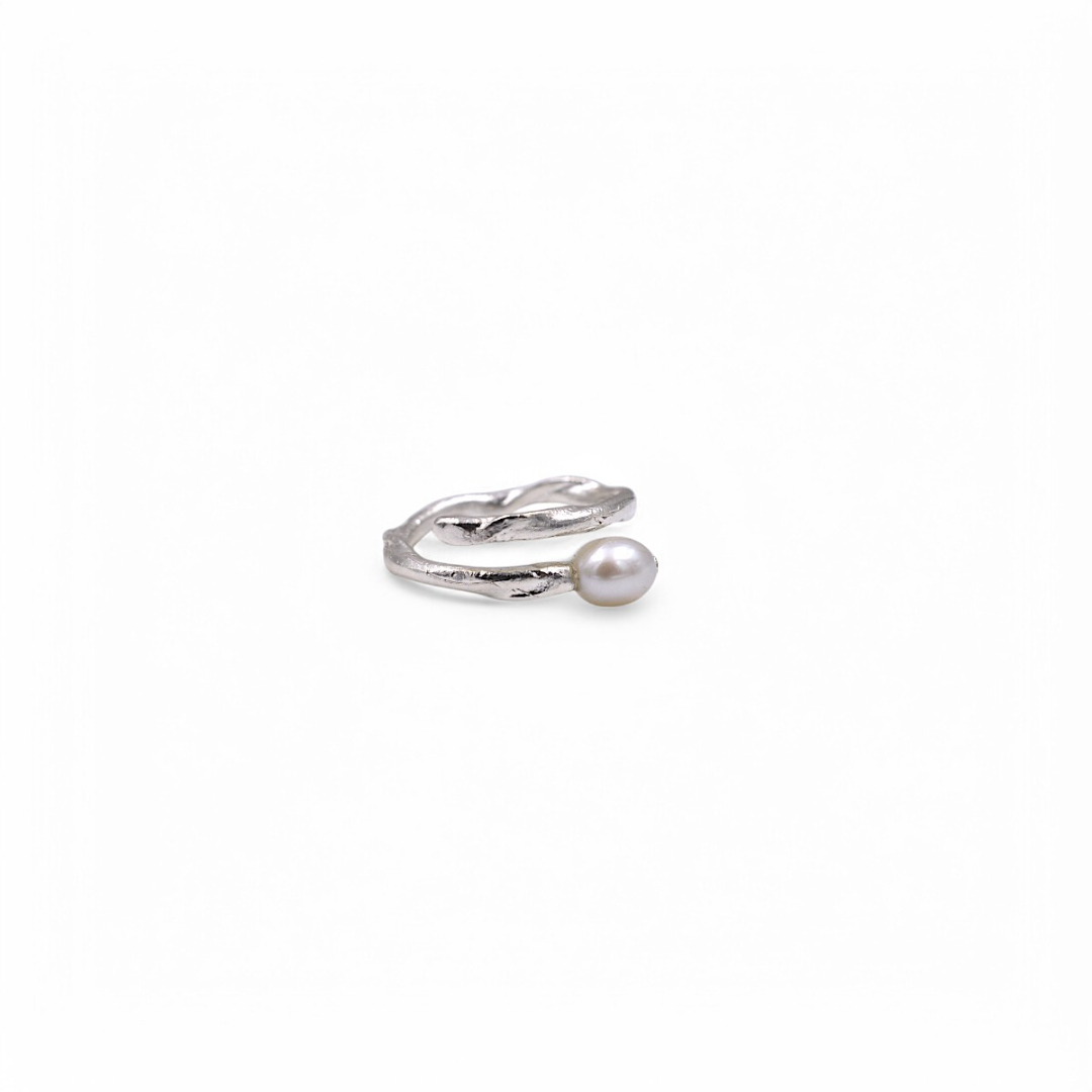 Bague ajustable en argent fusionné avec une perle