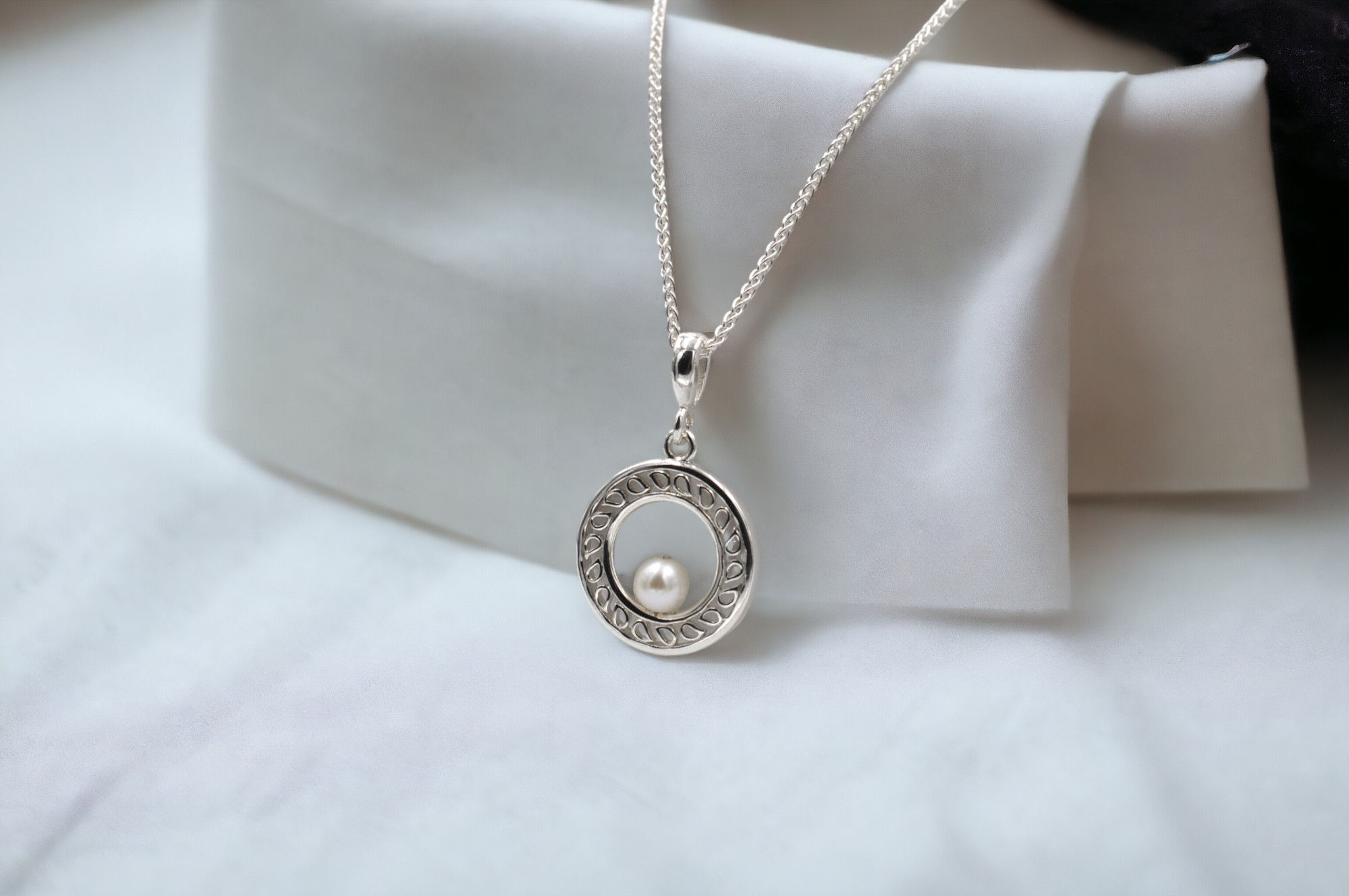 Collier rond orné d’une perle, provenant de la collection « Jouvence ».