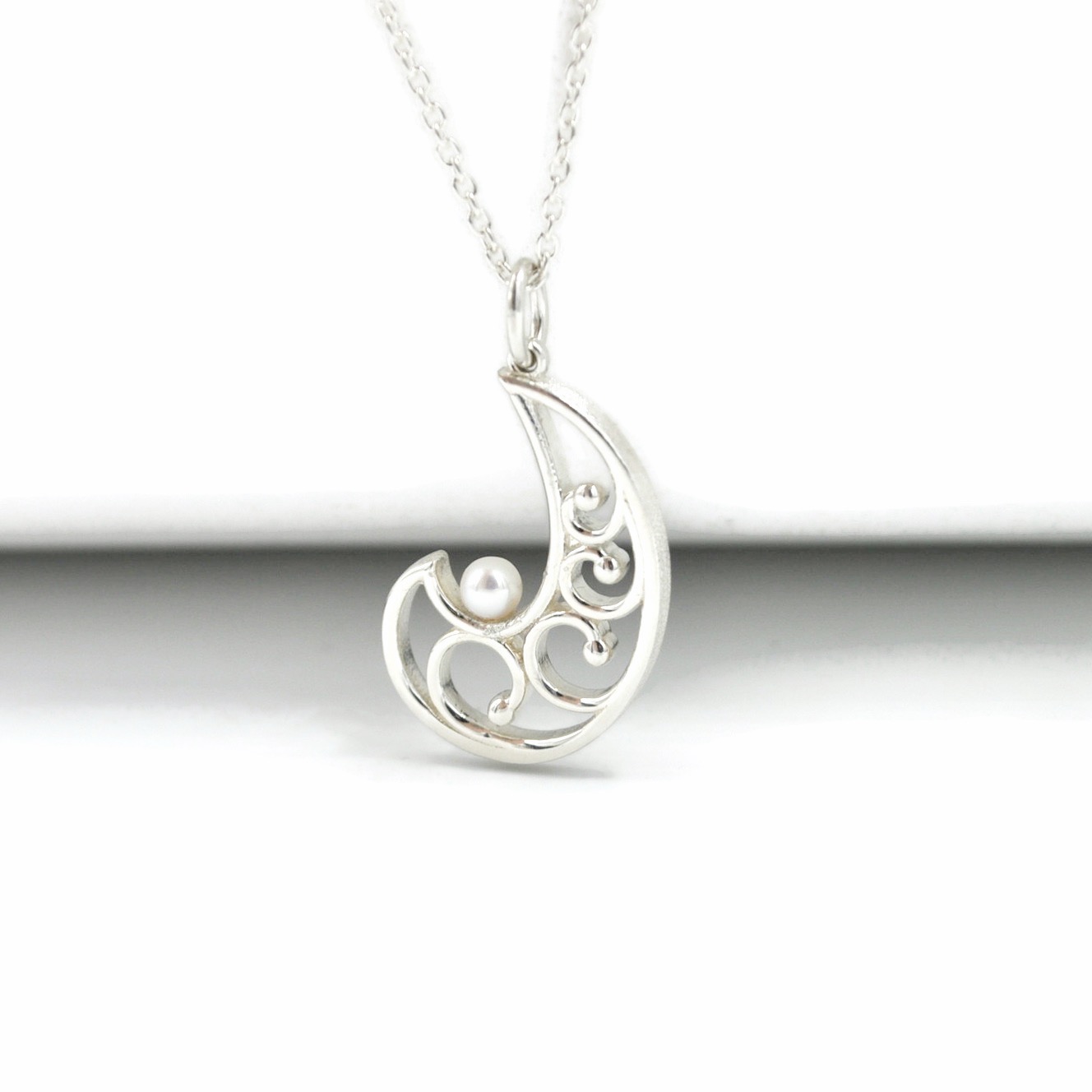 Collier vague de l'océan avec une perle