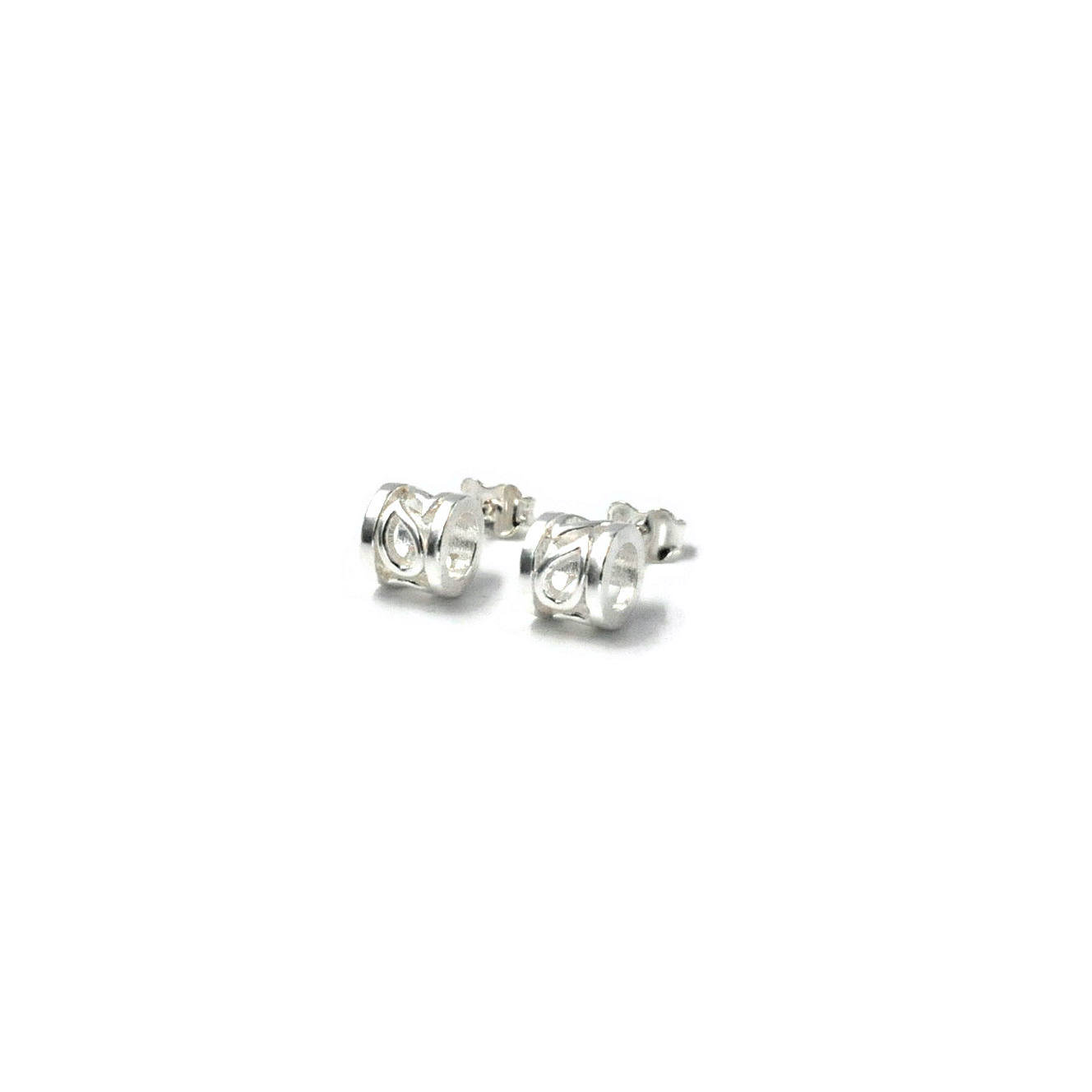 Studs d’oreilles avec des gouttes d’eau