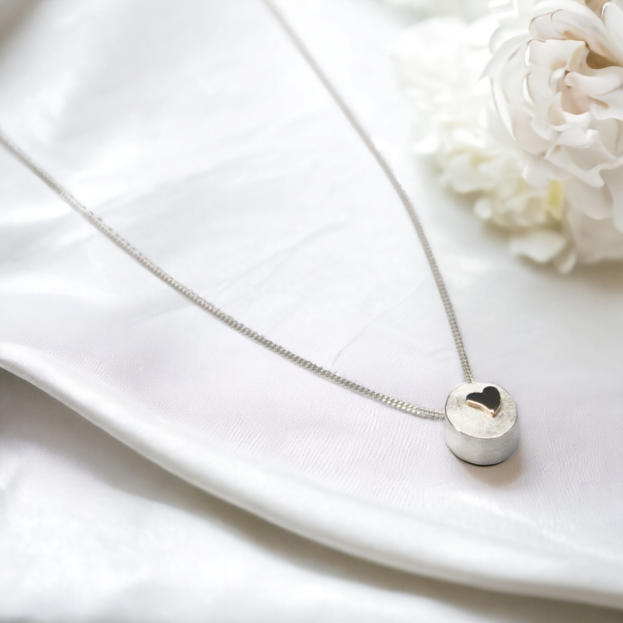 Bijou petite boîte ovale avec son coeur en or