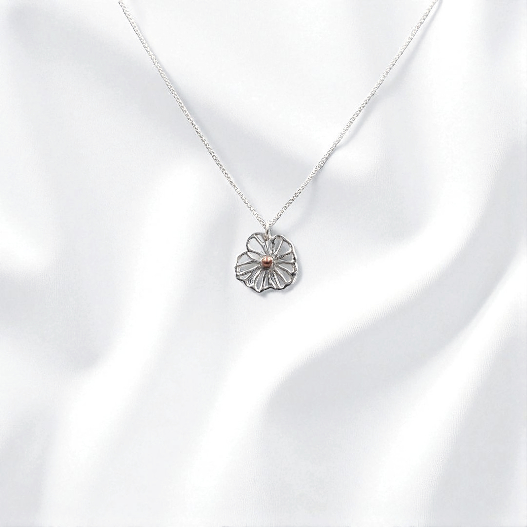 "Flori", pendentif en argent en forme de fleur et cœur de cuivre