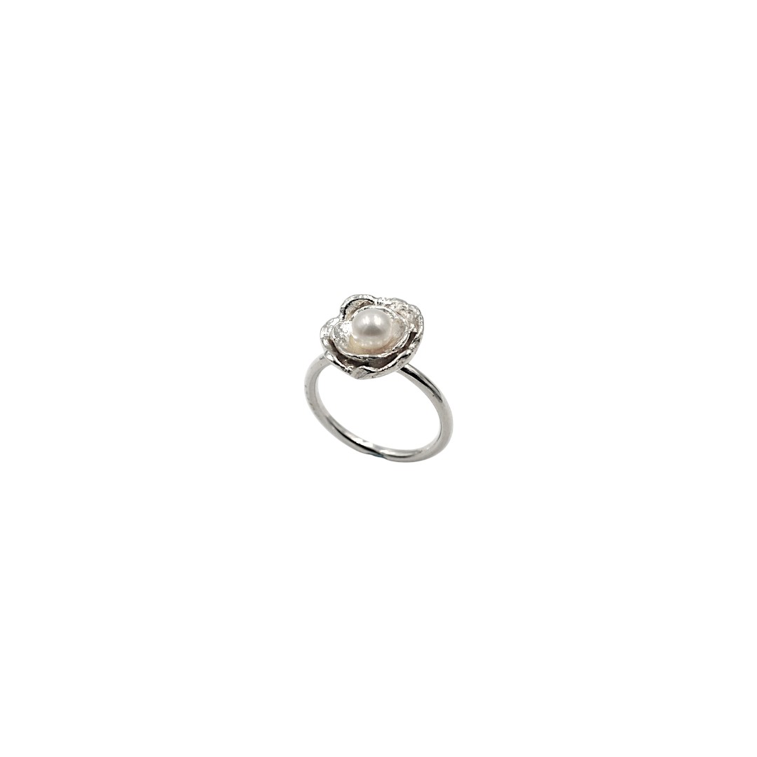 Bague en forme de fleur de coquillage ornée d'une perle