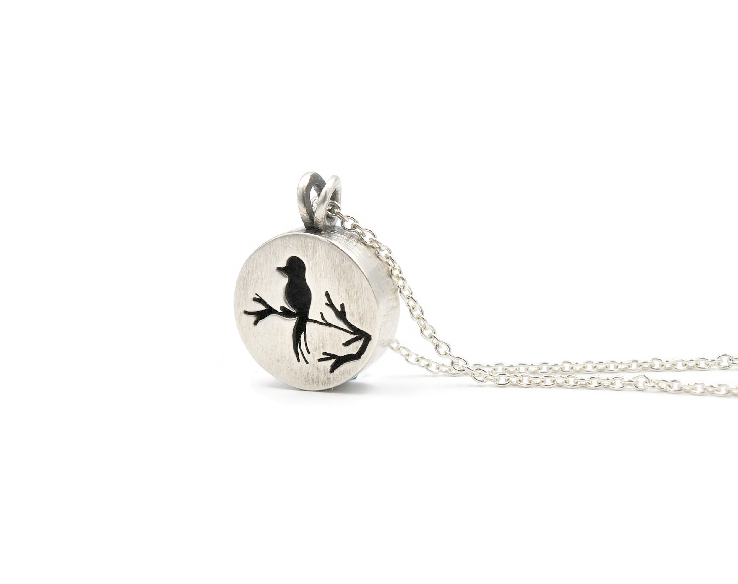 Le petit oiseau sur sa branche