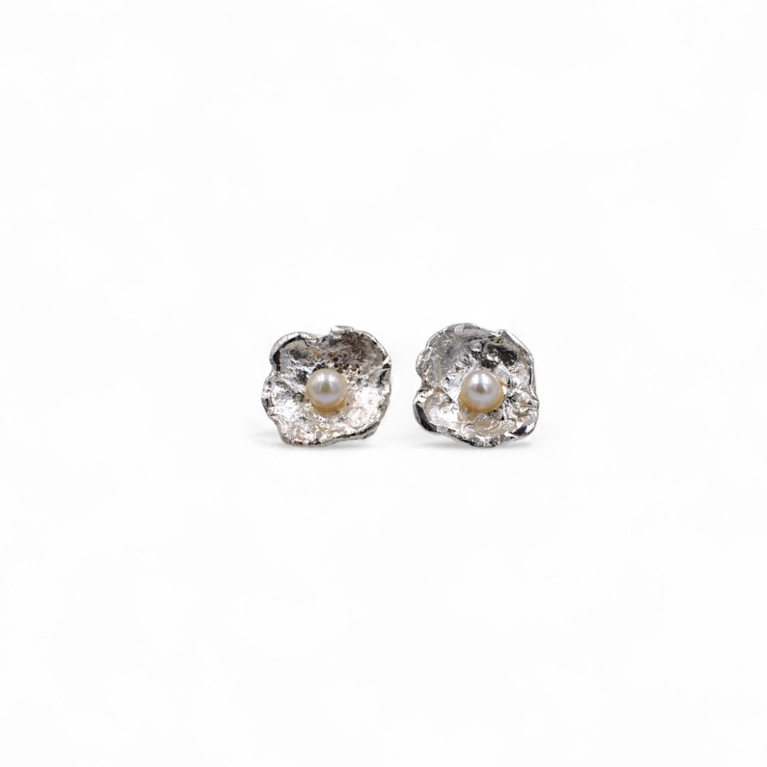 Boucles d’oreilles ornées de perles en forme de fleur de coquillage