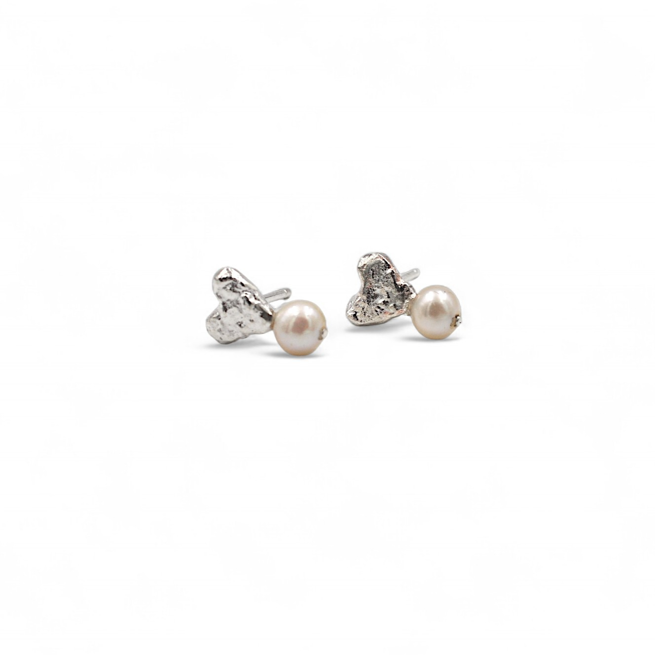 Boucles d’oreilles en forme de cœur avec leurs perles