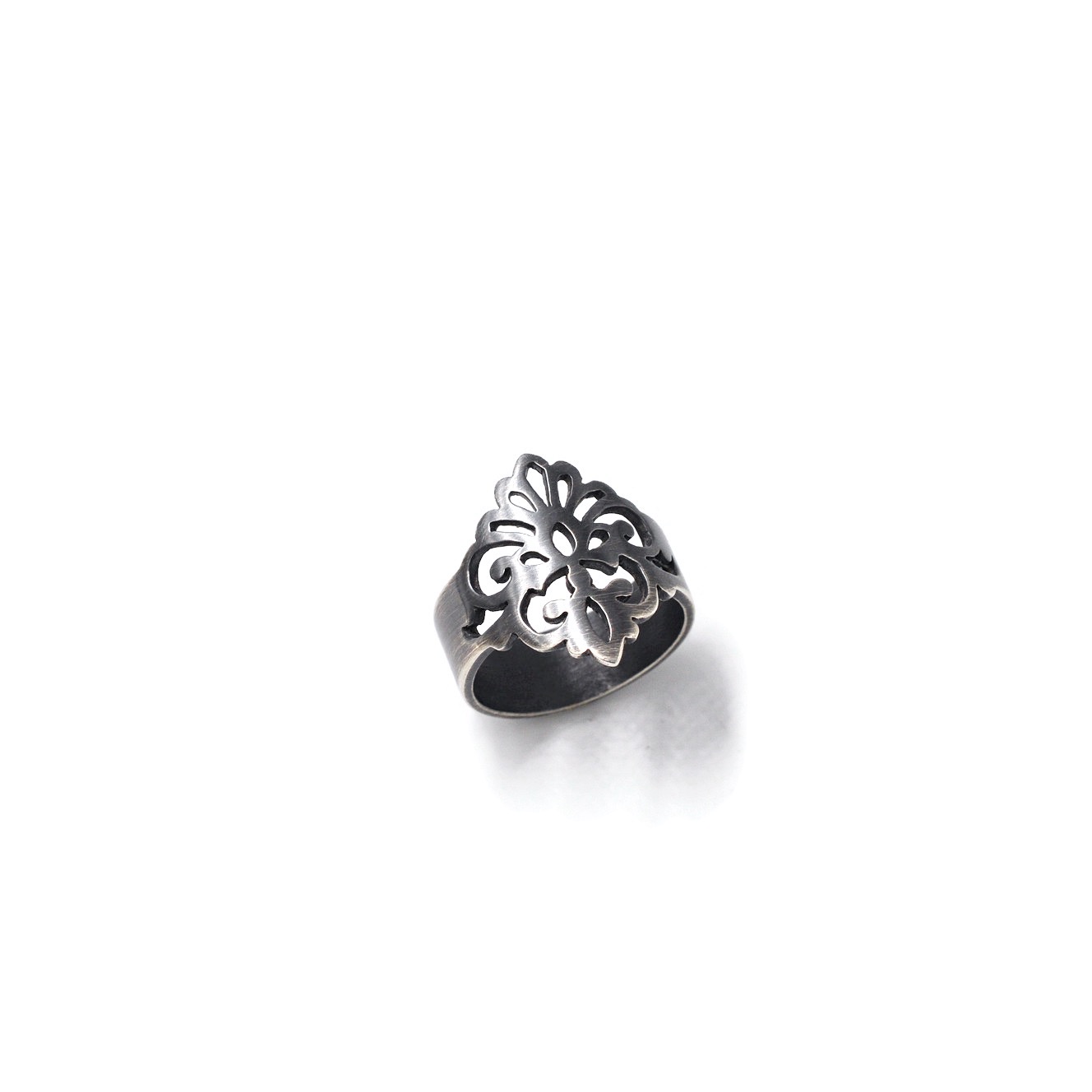 Bague à volutes avec une patine noire