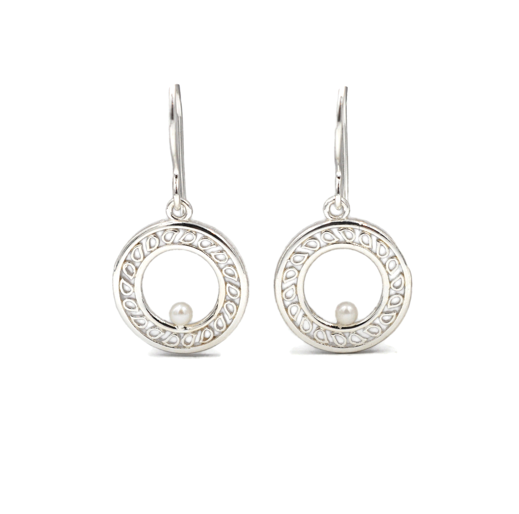 Boucles d’oreilles anneaux et gouttes d’eau perlées