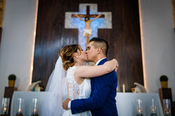 Fotografia de Boda - Foto del beso de los novios en la iglesia
