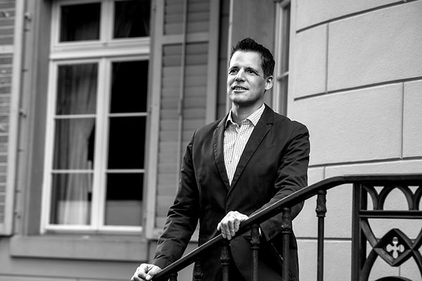 PP am Geländer_edited.jpg