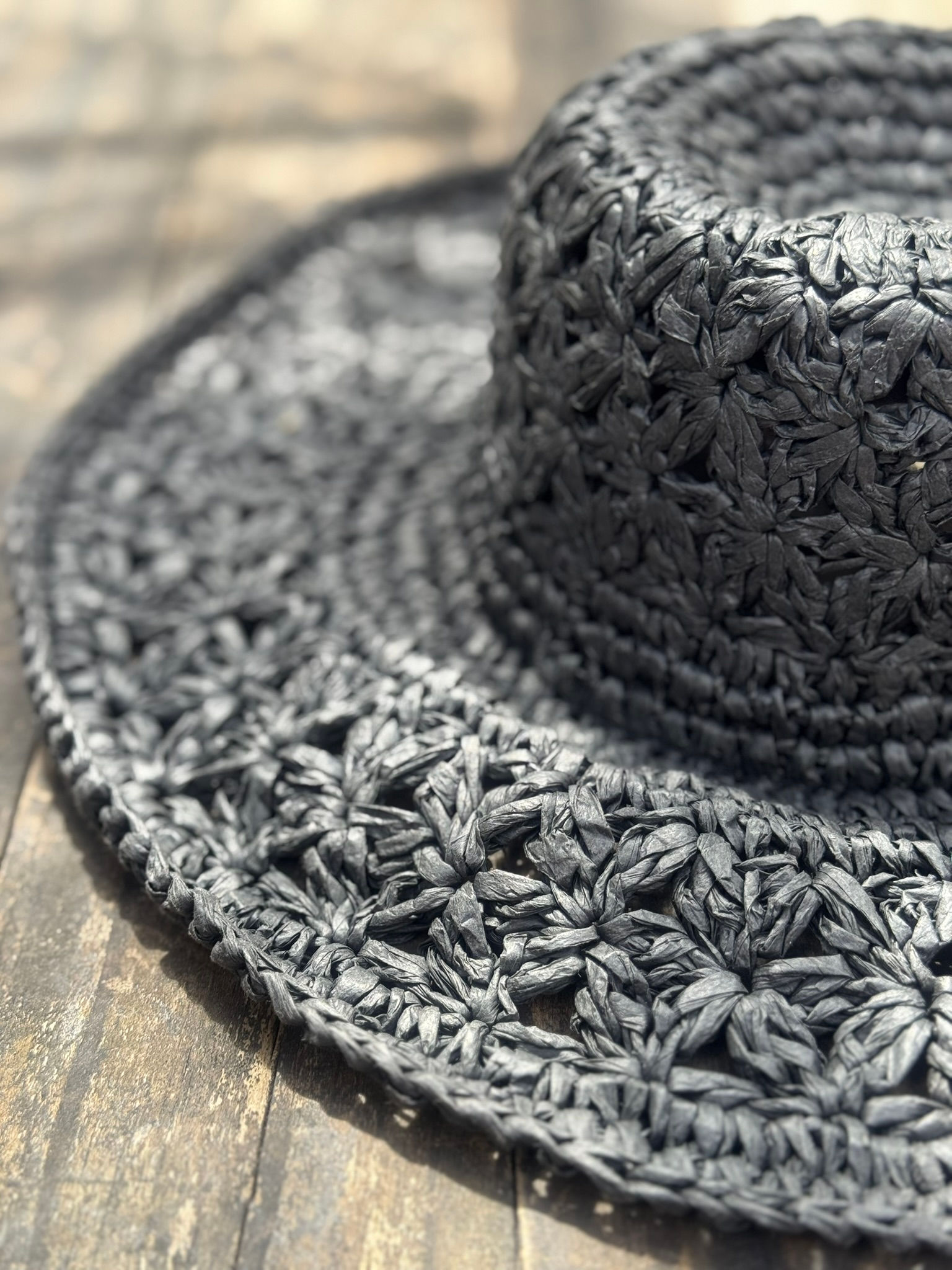Chapeau noir en rafia fait main